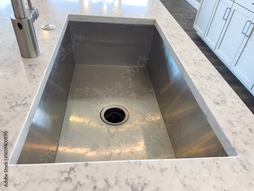 Fotografija Stainless Undermount Sink in Bright Kitchen