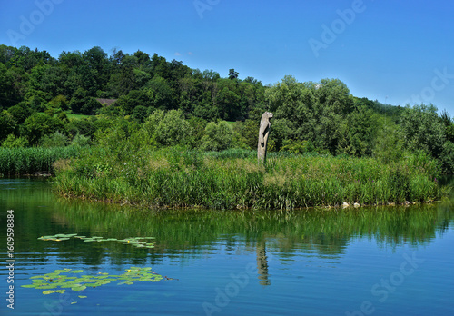 Der Löwenmensch vom Hohlenstein-Stadel; Skulptur im Lonetal am Lonesee; Schwäbische Alb