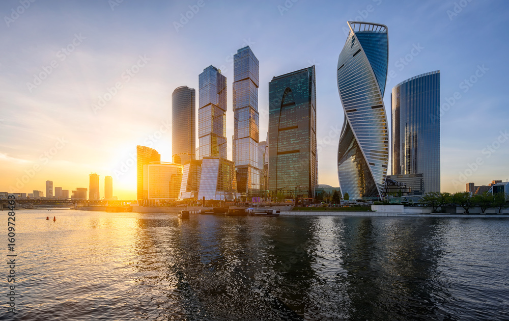 Obraz premium Sunset view of skyscrapers of Moscow City business center and Moscow river in Moscow, Russia.