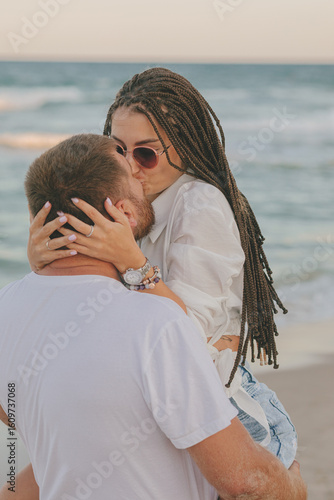 Fotografie beautiful couple in love on the beach at sea in summer