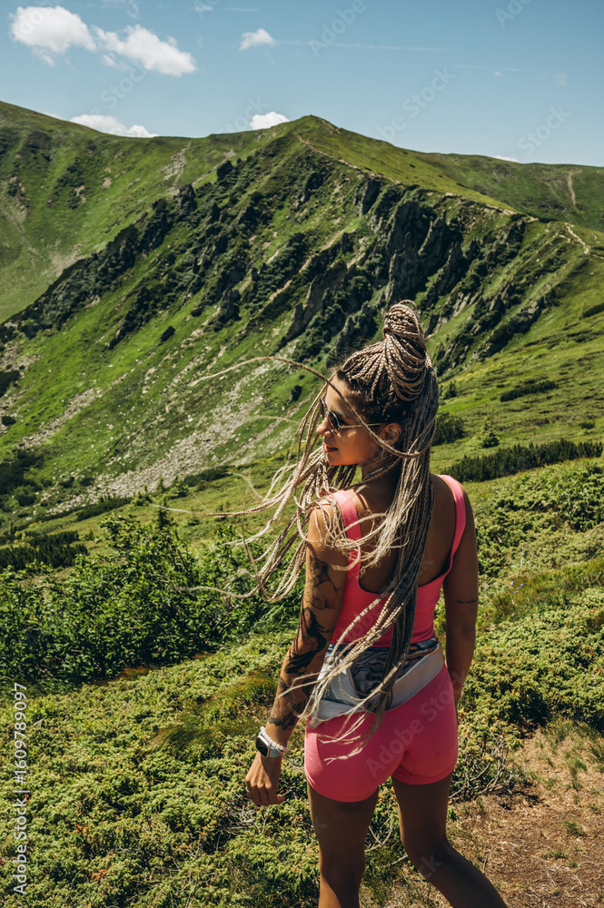 Naklejka premium girl in the mountains