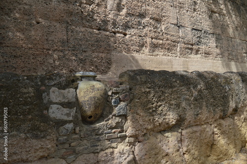 Ánfora en la muralla de la Macarena de Sevilla