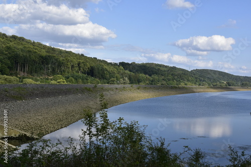 Landschaft und Wasservorrats-Becken bei Einbeck