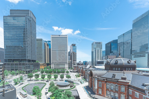 東京駅舎と高層ビル群