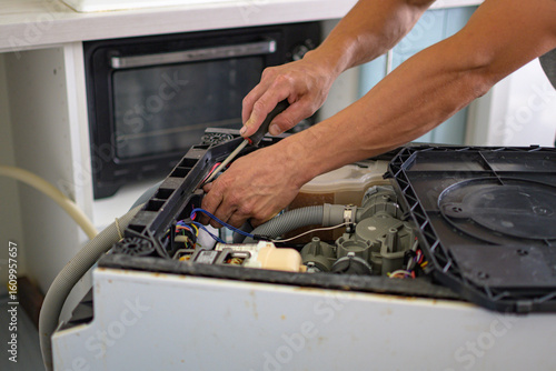 The master repairs the dishwasher at home