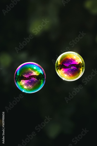 Bulles de savon colorées en lévitation
