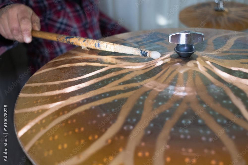 Obraz premium plays the cymbals on the drum kit