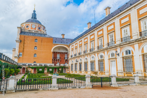 Wide view of the Royal Palace of Aranjuez with its grand architecture, lush gardens, historic fountains, and manicured pathways in Spain.