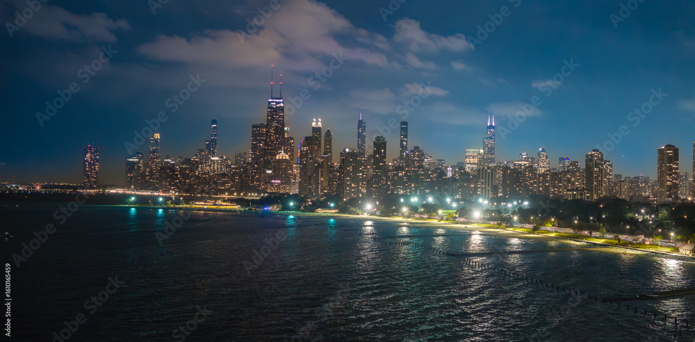 Fototapeta premium Aerial Night View of the Chicago Skyline Along Lake Michigan – July 2025