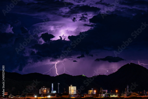 日本の地方都市で撮影した雷雲と落雷の夜景