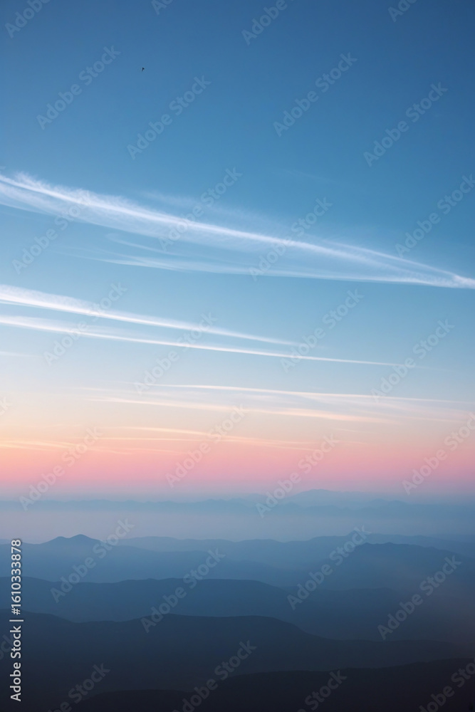 Obraz premium Noctilucent clouds glow in the twilight sky above the ocean