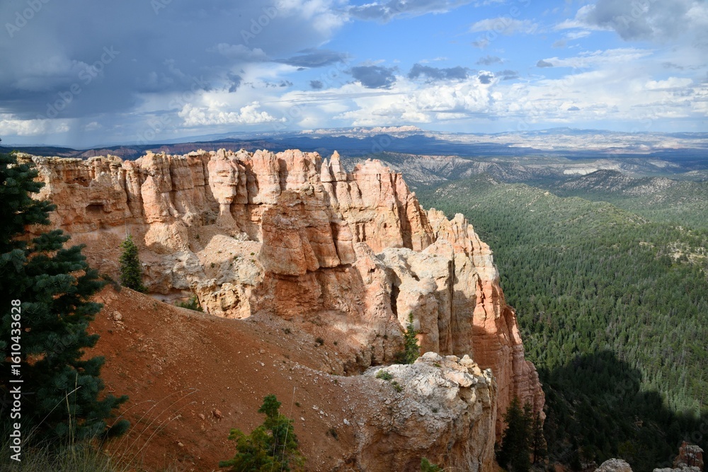 Fototapeta premium Scenic view from Ponderosa Point at Bryce Canyon's unique rock formations under a partly cloudy sky