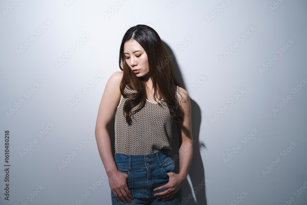 Naklejka premium デニムを履いた女性