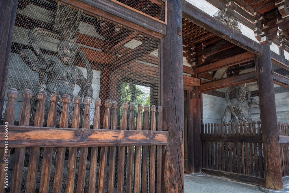 Obraz premium 京都 広隆寺の仁王門（塔門）