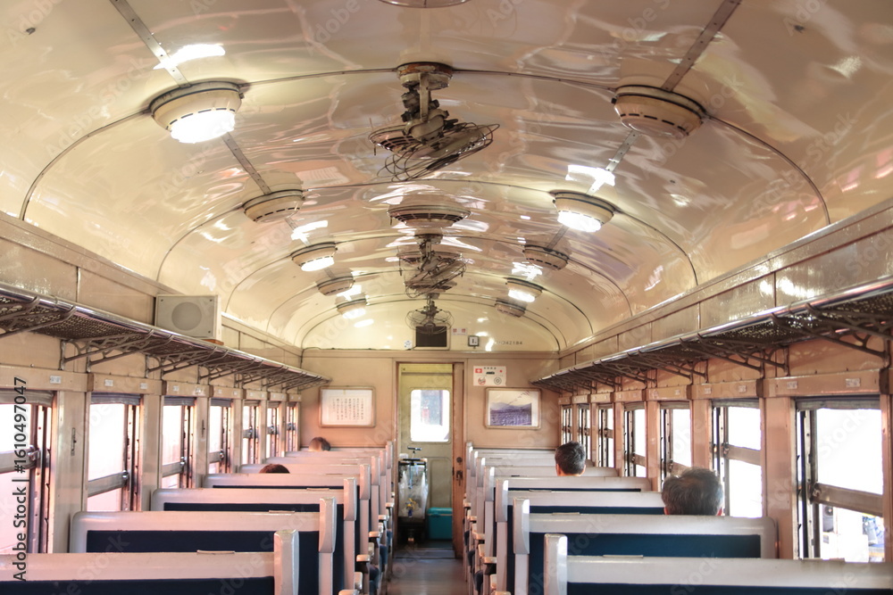 Obraz premium 近代的な内装の国鉄オハ47系旧型客車の内装(大井川鉄道保存車両)