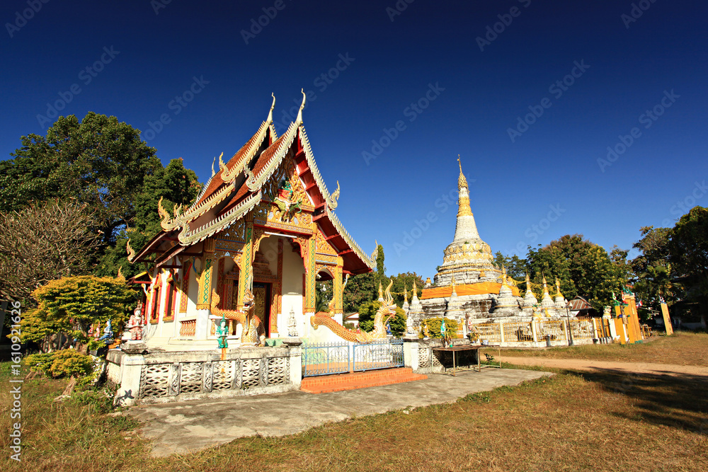 Fototapeta premium Scenery of Buddhist temple and white pagoda in Wat Luang (Luang Temple) in Pai District, Mae Hong Son Province, Thailand