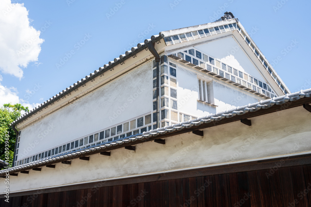 Obraz premium 日本の岡山県倉敷市美観地区の美しい白壁の町の風景