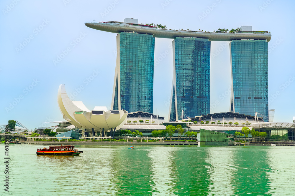 Naklejka premium View of the Downtown Core along Marina Bay in Singapore.