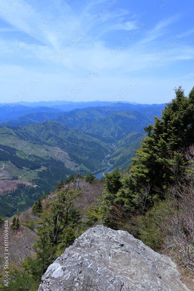 Fototapeta premium 稲叢山 山頂からの眺望 初夏 （高知県 土佐町）