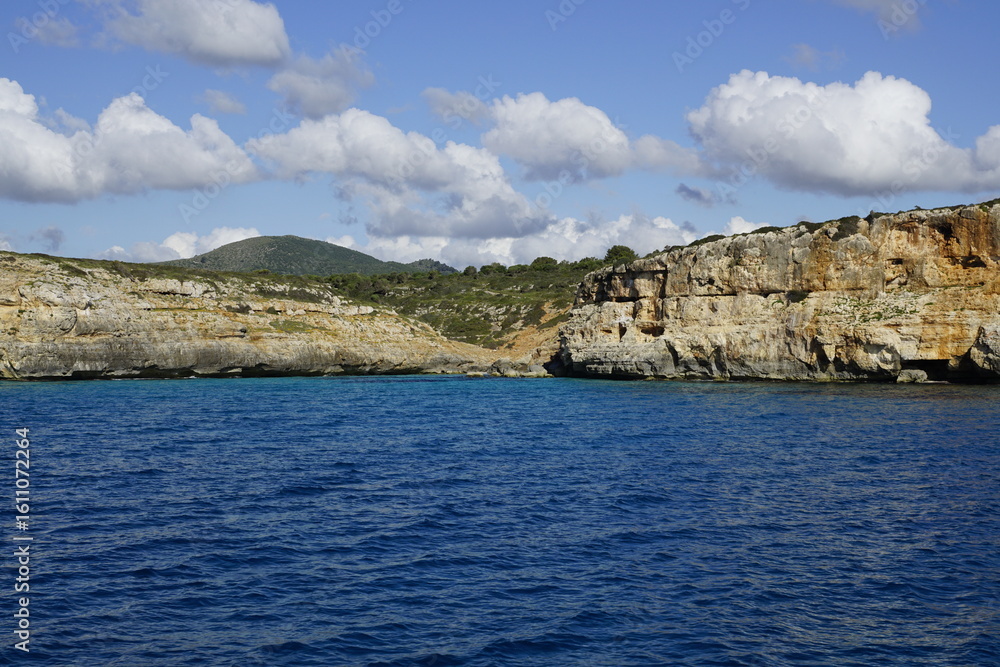 Fototapeta premium Felsenküste an der Ostküste von Mallorca bei Sonnenschein