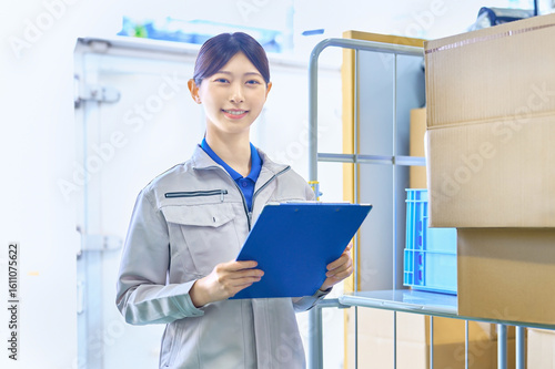 商品管理をする作業員の女性　工場　配送