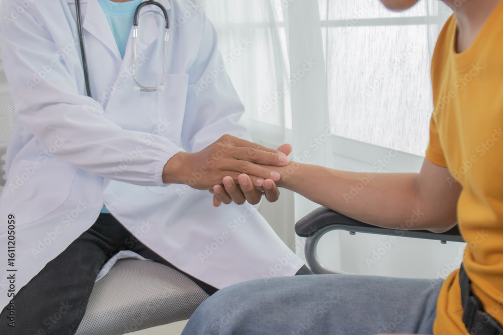 Obraz premium A male doctor in uniform examines the knee of a 30-year-old man sitting in a chair, offering comfort and advice, support and medical solutions for recovery.