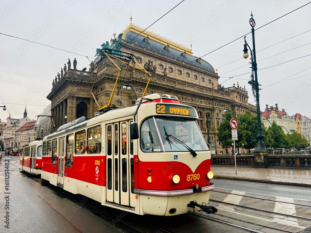 Fototapeta premium Tramway historique circulant dans les rues de Prague, République tchèque