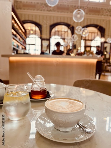 Café, verre d’eau et miel dans un café historique de gare à l’ambiance vintage