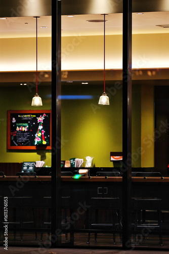 閉店時刻のカフェ