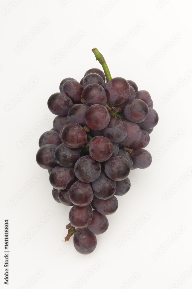 Fototapeta premium bunch of grapes on a white background