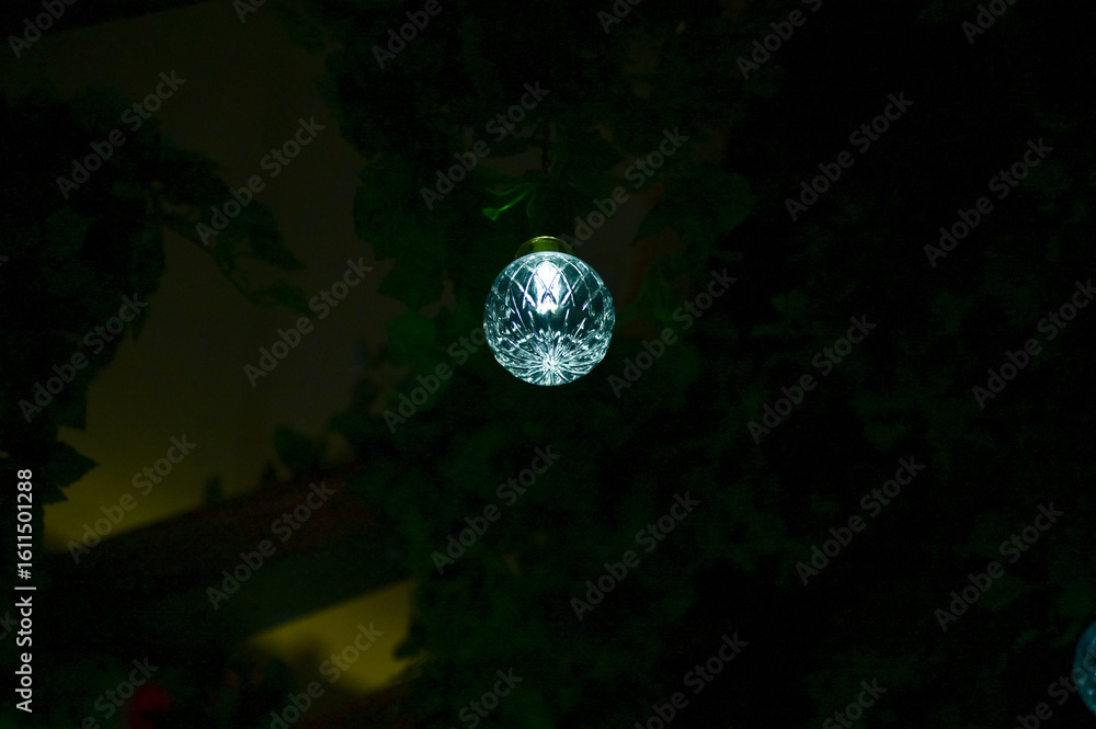 Naklejka premium Close-up of the lighting indoors. Light bulb. Interior design, decoration. Lighting equipment.