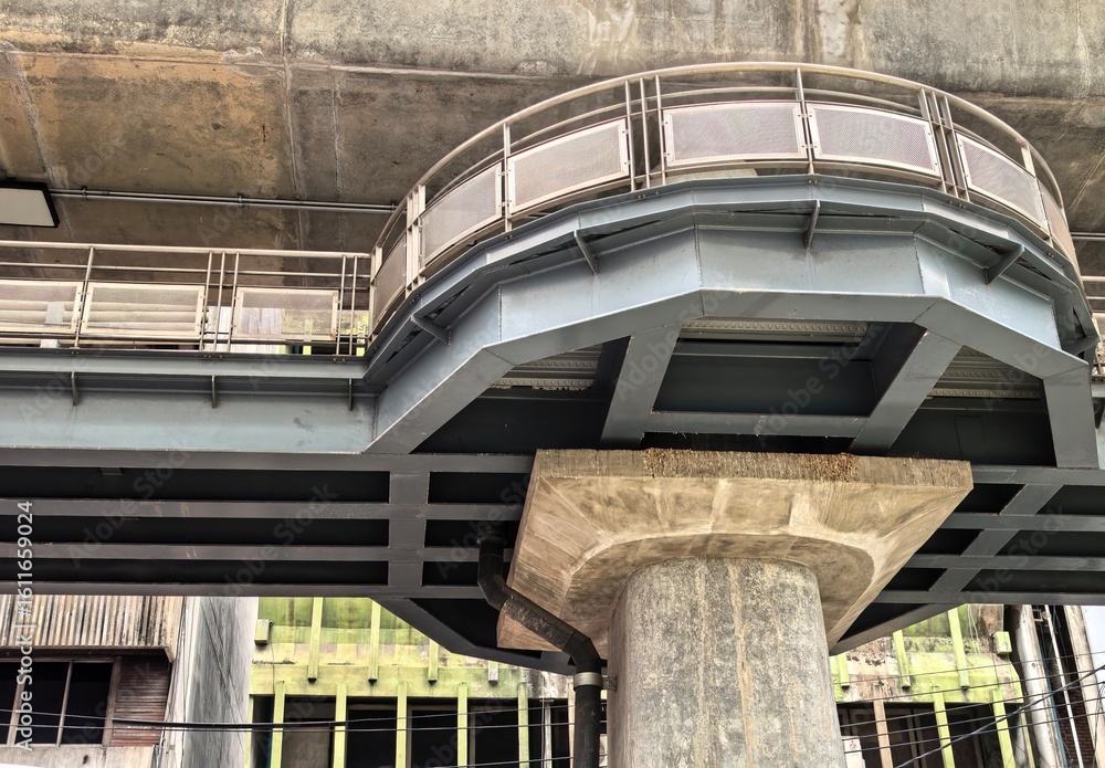 Obraz premium Elevated Urban Walkway and Concrete Pillar Infrastructure
