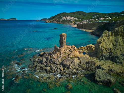 Formación rocosa costera de Es Paller, Ibiza, vista aérea desde dron sobre aguas turquesas (Cala Sant Vicenç)