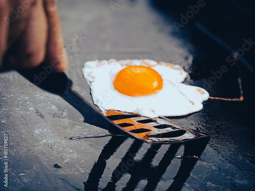 Spiegelei auf Holzgrill