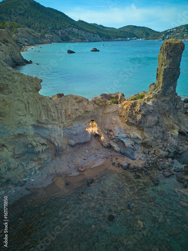 Formación rocosa costera de Es Paller, Ibiza, vista aérea desde dron sobre aguas turquesas (Cala Sant Vicenç)