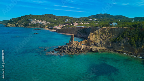 Formación rocosa costera de Es Paller, Ibiza, vista aérea desde dron sobre aguas turquesas (Cala Sant Vicenç)