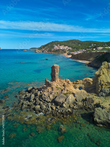 Formación rocosa costera de Es Paller, Ibiza, vista aérea desde dron sobre aguas turquesas (Cala Sant Vicenç)
