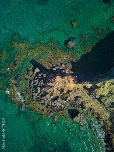 Formación rocosa costera de Es Paller, Ibiza, vista aérea desde dron sobre aguas turquesas (Cala Sant Vicenç)