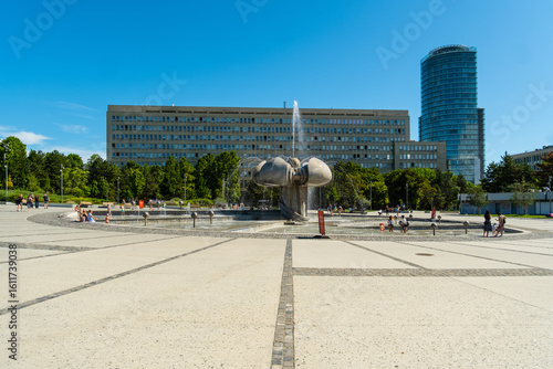 Canvas Print Platz der Freiheit mit einem Springbrunnen in Form einer Lindenblüte in Bratisla