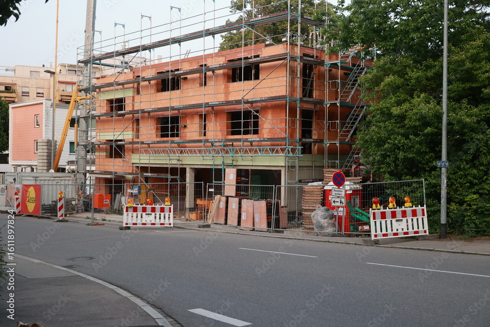 Naklejka premium Construction site is visible on the side of a street