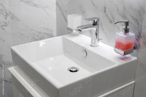 Fotografija Faucet with ceramic sink in the bathroom