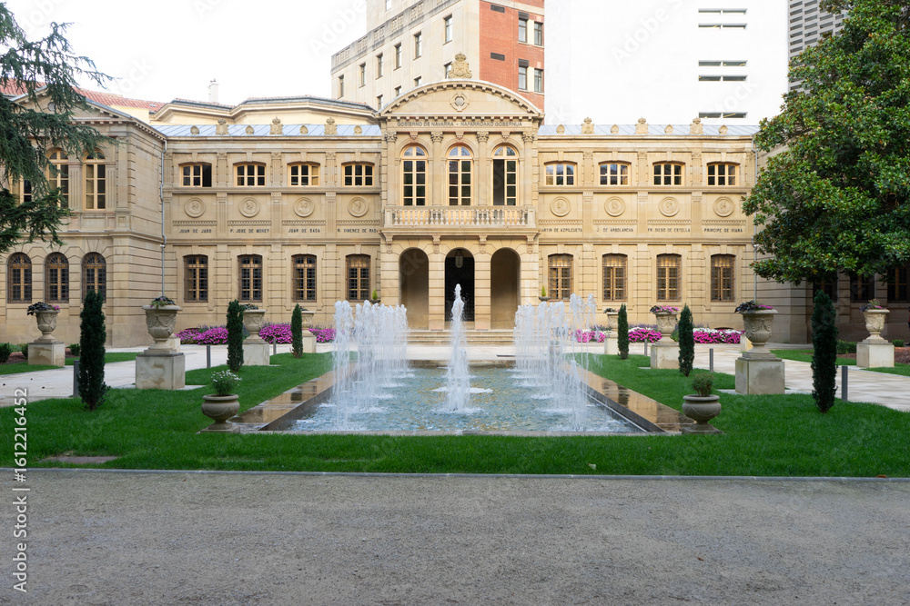 Fototapeta premium Beautiful Fountain and Architecture in Pamplona, Spain