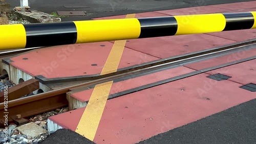 Wallpaper Mural 踏切を通過する電車と、遮断機が上がり、自転車が通過する地方の情景 Torontodigital.ca