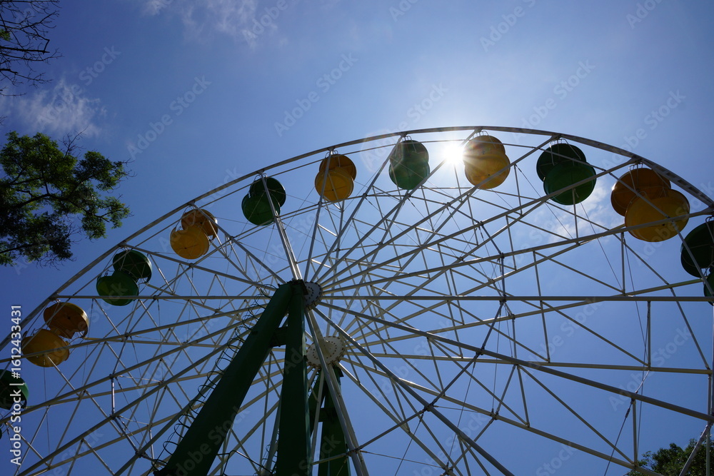 Fototapeta premium ferris wheel against blue sky