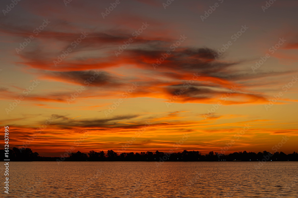 Fototapeta premium Atardecer invernal en la laguna de San Miguel del Monte, Provincia de Buenos Aires