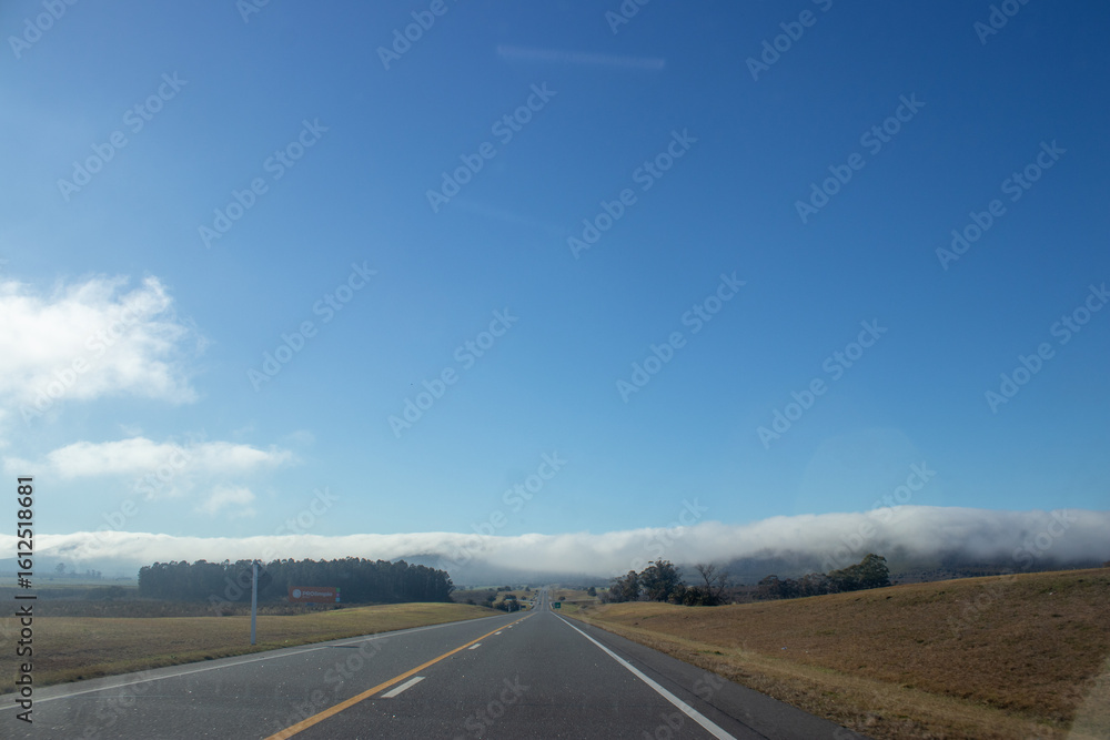 Fototapeta premium Paisaje serrano con niebla en ruta