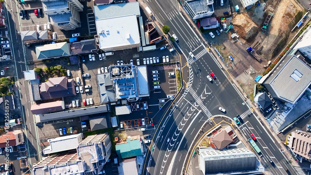 Fototapeta premium 現代都市と道路のドローン真俯瞰空撮
