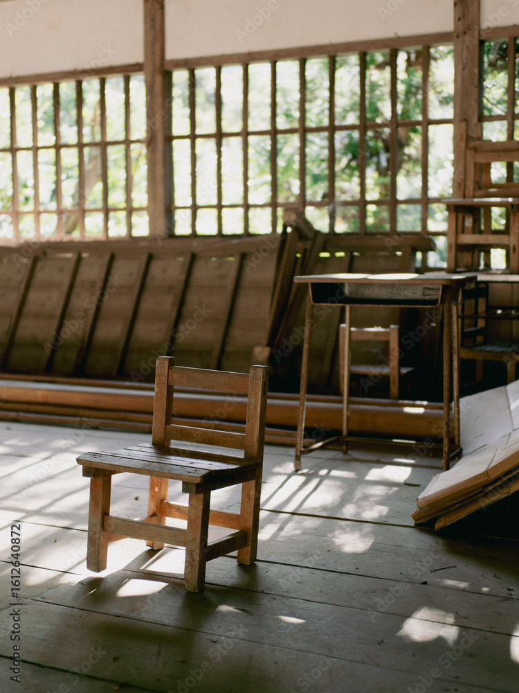 Naklejka premium 古い木製の椅子と学校用机