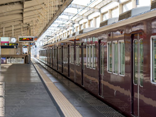 駅を出発する通勤電車