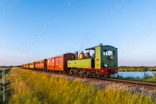 Le petit train de la Baie de Somme au crépuscule